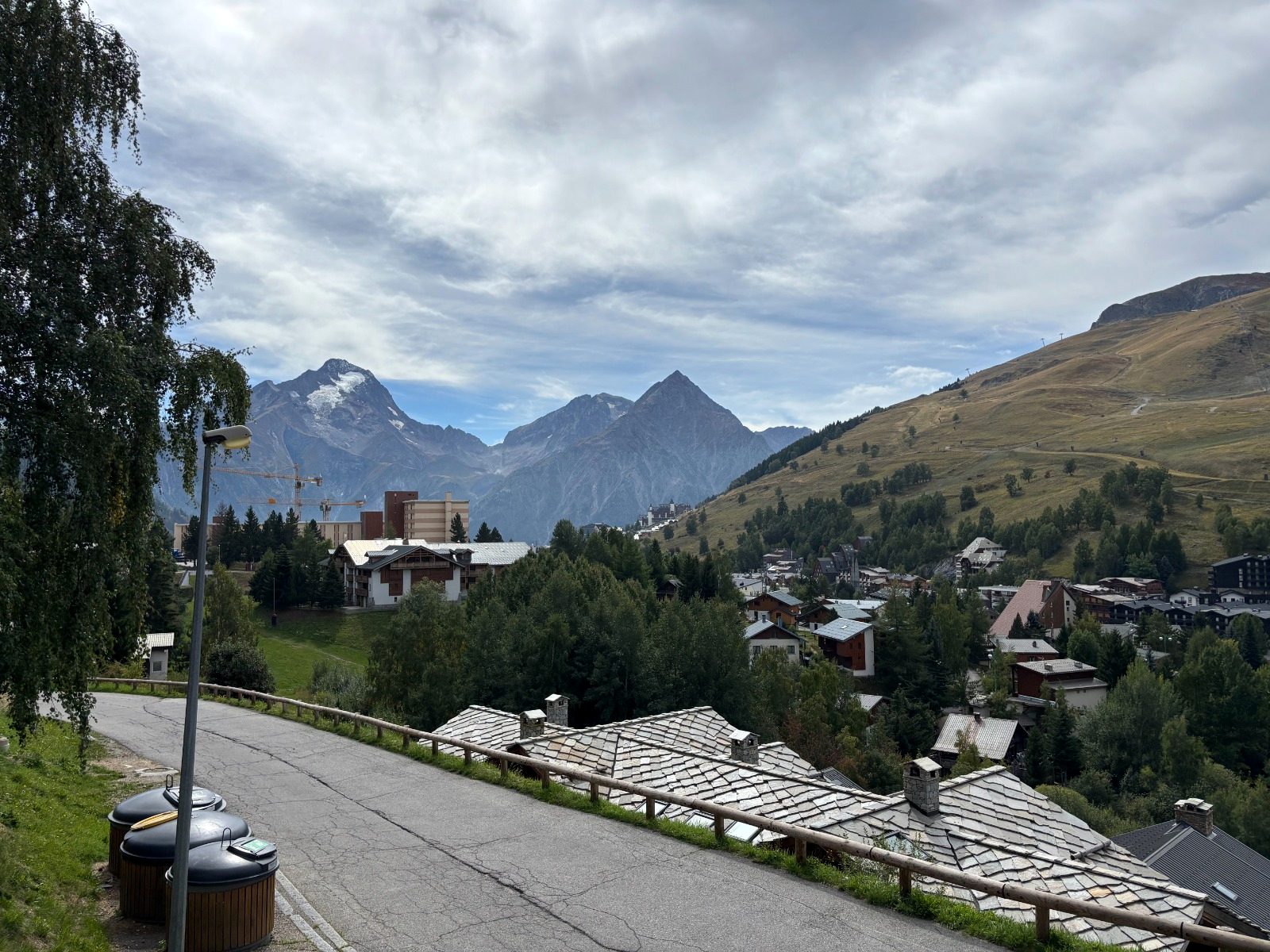 Vue sur la station depuis la rue